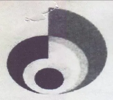 «>